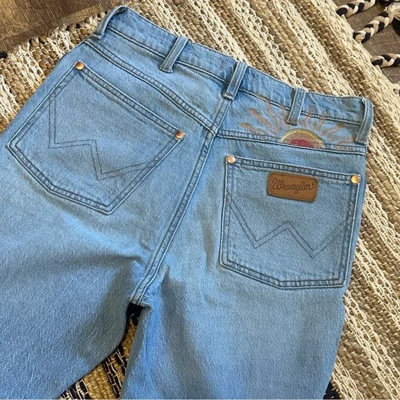 Wrangler High-Rise Light Blue Jeans with Sun Embroidery - Picture 2 of 16
